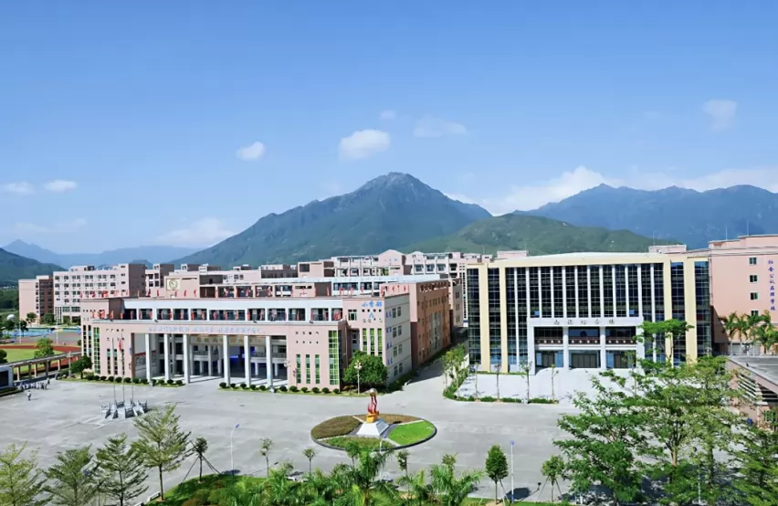海丰县德成中英文学校收费标准(学费+住宿费)及学校简介