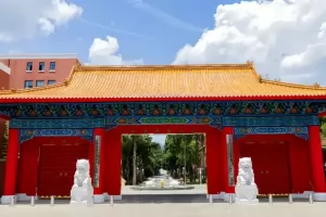 昆明市西山湖滨中学收费标准(学费+住宿费)及学校简介